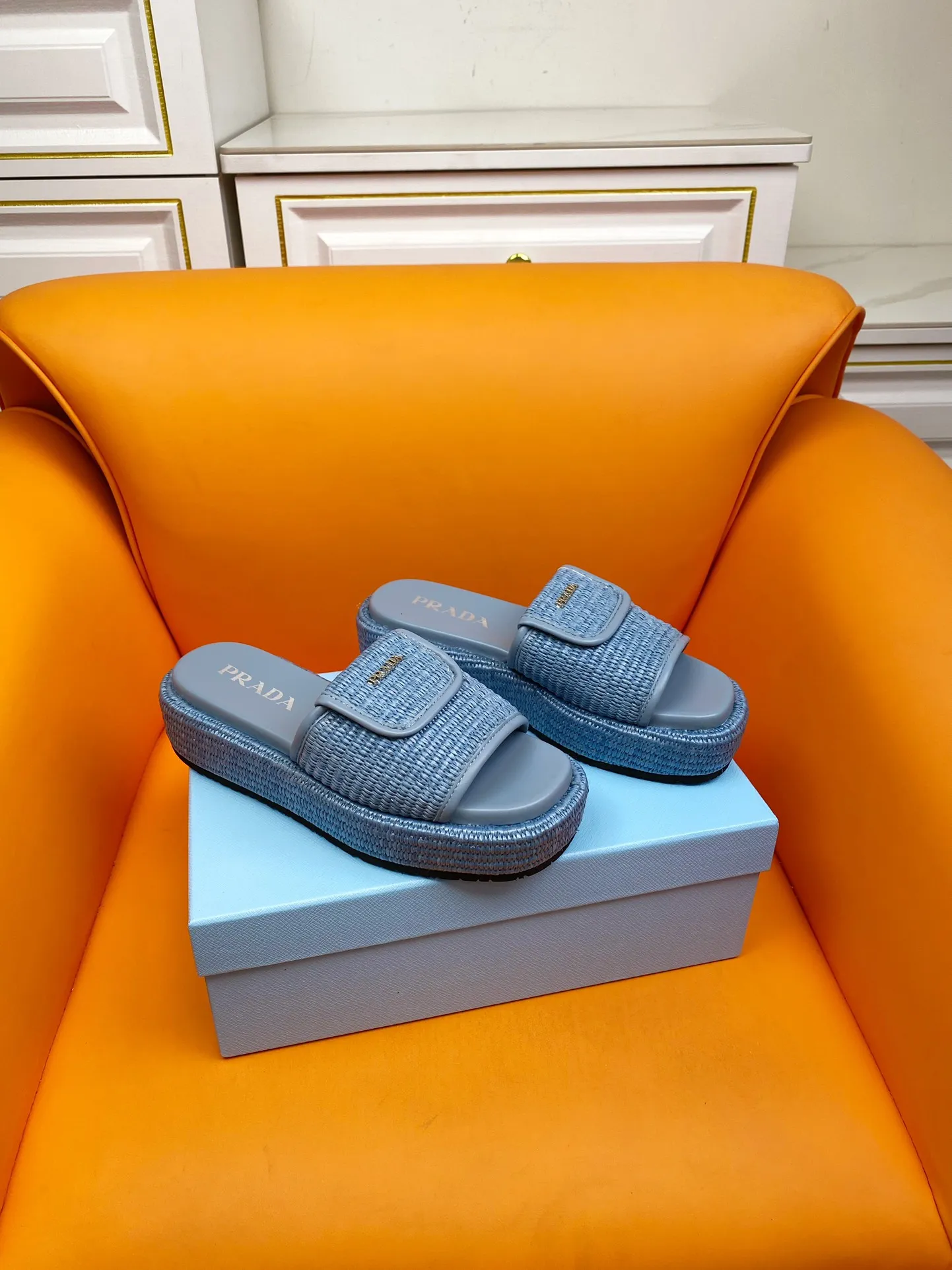 👟👟Ex-factory price 520👟👟 PRADA 2024ss raffia woven slippers This year's popular straw series, lazy people's must-have slippers are so good-looking on the feet. The whole pair of shoes is light, comfortable and bright colors meet the various choices of fashionable people of different styles! Original custom-made raffia Sheepskin lining 1:1 open mold outsole Size number: 35-39 (40 customizations are not returnable)
